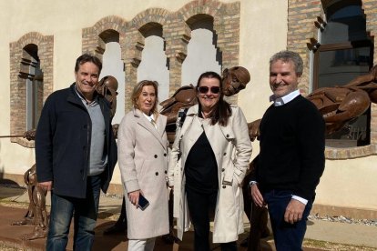 Chillida Belzunce (dreta), ahir davant una de les escultures de l’Almaparc d’Almacelles.