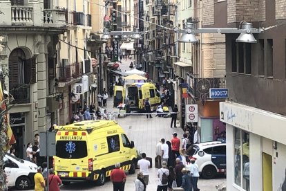 Molt greu un home al caure d'un balcó al carrer del Carme