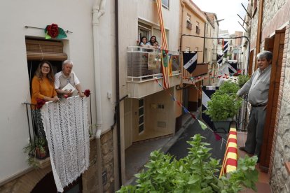 Balcones y ventanas de Puigverd de Lleida lucían ayer engalanados para vivir la fiesta de Sant Jordi, aunque sea desde el propio domicilio.