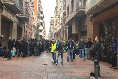 Membres de la PAH i dels CDR, al carrer Comerç.