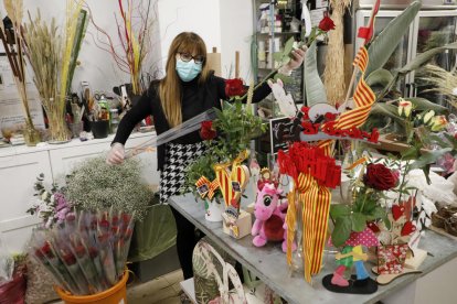 Carolina Sans, de la floristería Carol de Lleida, preparando ayer los envíos a domicilio. 