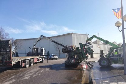 Tallada dos hores la C-14 a l’entrada de Tàrrega al bolcar un tractor