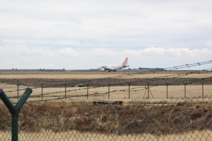 Un avión de la aerolínea Volotea en las instalaciones del aeropuerto de Alguaire el pasado mes de junio.