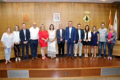 El alcalde de JxCat, Joan Gilart (centro, con traje azul), Teresa Mayoral (extremo izquierdo) y la edil de Cs, Cristina Latorre (extremo derecha)