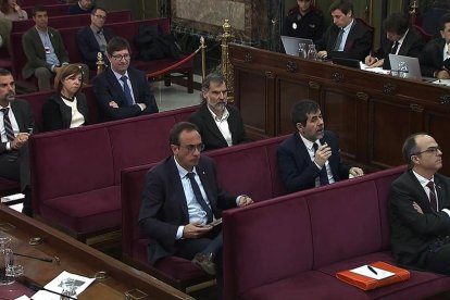 Els acusats, durant la declaració d'un agent de la Guàrdia Civil.