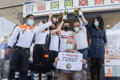 El lotero y los empleados de la gasolinera, celebrando el Gordo. 