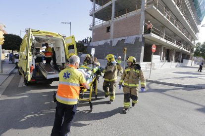 Evacuación de un herido en un accidente laboral en Lleida.