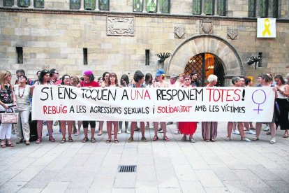 Imagen de la concentración. Abajo, la portavoz de Dones a Escena, durante la lectura de su manifiesto.