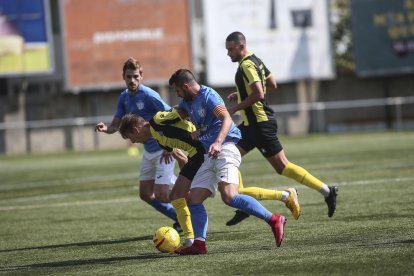 Dos jugadors de l’Alcarràs pressionen un jugador del Muntanyesa durant el partit d’ahir.