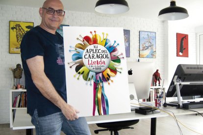 El diseñador Cristóbal Aguiló, residente en Cartagena, muestra el cartel ganador.