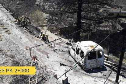 Les flames ho van arrasar tot al seu pas, també aquesta furgoneta, a prop del poble de Juncalillo.