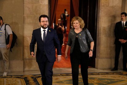 Aragonès, ayer, con la presidenta de la comisión de Economía del Parlament, Teresa Pallarès.