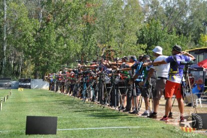 Un grup d’arquers durant la competició disputada a Lleida.