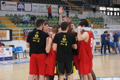 Los jugadores del Ilerdauto Nissan Pardinyes celebran el triunfo sobre el filial del Gran Canaria.