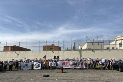 Centenares de personas se manifestaron ayer desde el Camp d'Esports hasta el centro penitenciario de Ponent.