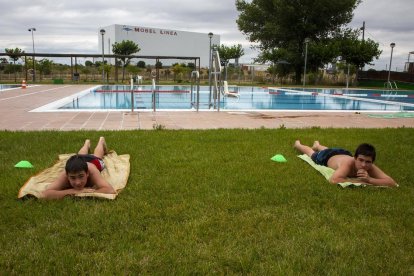 Dos bañistas en las piscinas de Cervera, que abrió el viernes sus puertas al público.