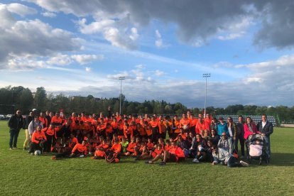 Foto de familia de jugadores, técnicos y acompañantes de los equipos de LSA en la Helsinki Cup.