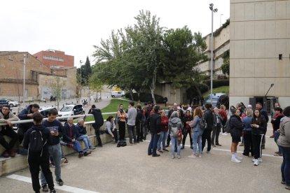 Medio centenar de personas se concentaron en los juzgados para pedir la libertad de Amadeu Roca. 