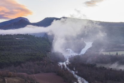 Imagen del pantano de Sant Antoni, en Talarn, desembalsando ayer agua tras llegar a su máxima capacidad.