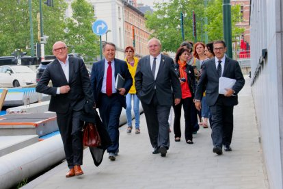 L’exconseller de Cultura Lluís Puig (centre), ahir a l’arribar al jutjat de Brussel·les amb els seus advocats.