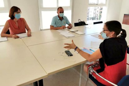 Un moment de la reunió entre l'alcalde de Lleida, Miquel Pueyo, i la gerent de la Regió Sanitària de Lleida, Divina Farreny,