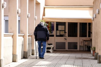 Una de las personas mayores de la residencia de Àger sin síntomas entrando ayer al centro.