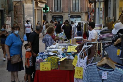 Clients ahir al Mercat de les Rebaixes de l’Eix Comercial.