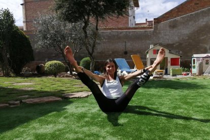 Sílvia Puigarnau haciendo un ejercicio en sus clases online en el jardín de su casa en Agramunt.