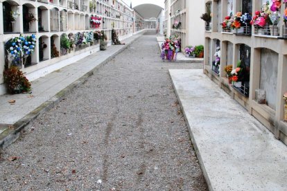 Las aceras del camposanto están cubiertas de piedras. 