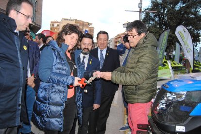 La consellera visitó ayer los expositores del certamen. 