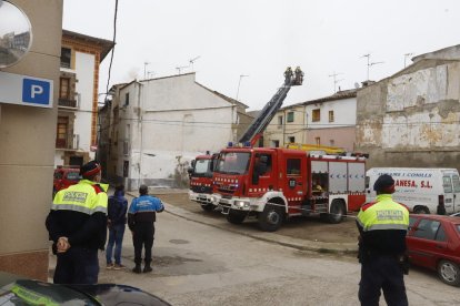 Los Bomberos sofocan un aparatoso incendio en una casa de Alfarràs