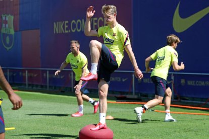 Frenkie de Jong durante una sesión de entrenamiento del FC Barcelona en la Ciutat Esportiva.