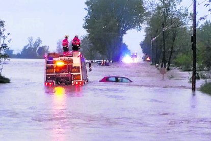 Los bomberos rescataron a dos personas atrapadas en un coche.