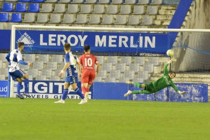 Els jugadors del Lleida, capcots després d’encaixar un dels quatre gols que li va marcar ahir el Sabadell.