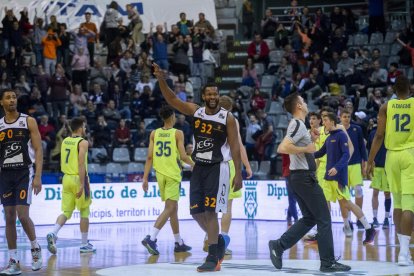 Shaquille celebra el triple desde media pista de Djuran.