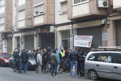 Miembros de la PAH, frente al portal donde está el piso.