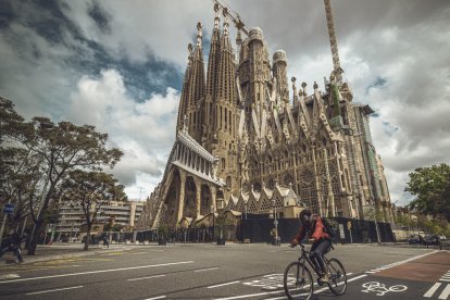 Insólita imagen ayer del entorno del templo de la Sagrada Família de Barcelona, casi desierto.