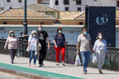 El uso de las mascarillas es ya generalizado en las calles y en los lugares cerrados.