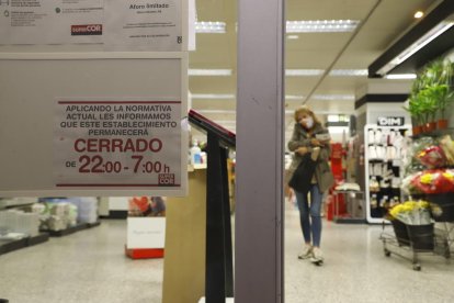 La Generalitat ja va dictar que els comerços que obrien 24 hores han de tancar a les deu de la nit.