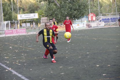 Romero, del Pardinyes, intenta controlar la bimba en una acció del partit.