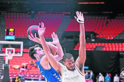 Vitor Benite intenta lanzar ante la oposición de Anthony Randolph.