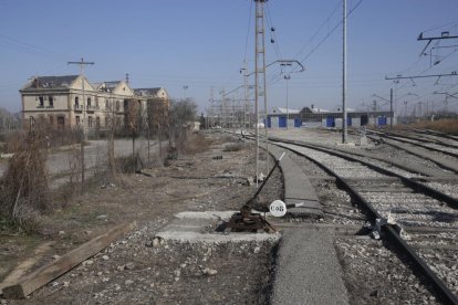 La estación del Pla de Vilanoveta se encuentra junto al polígono El Segre.