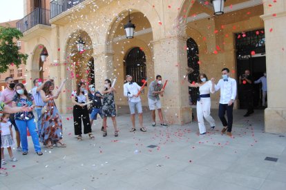 Momento en el que los recién casados, Maria Lavín y Pol Chumillas, salieron del ayuntamiento. 