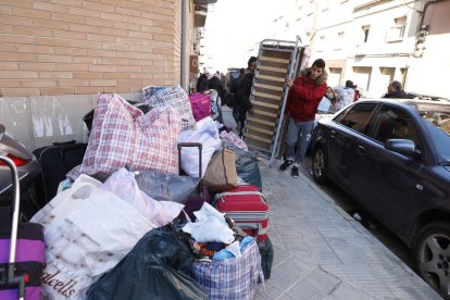 Los desalojados dejaron sus objetos personales para transportarlos después con una furgoneta. 