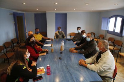 Alcolea i Pérez (quart i tercer per l’esquerra) a la sala de plens de l’ajuntament de Gimenells.