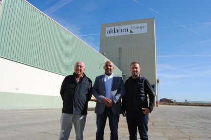 Josep Maria Gaset, Abdolghani Ezzitouni i Jordi Gaset, davant de les instal·lacions de Vila-sana.