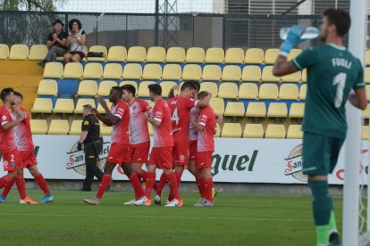 Álex Felip fue retirado del terreno de juego en camilla.