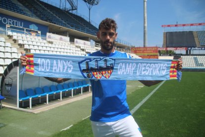 Adrián León, ayer en el Camp d’Esports durante su presentación como nuevo jugador del Lleida.