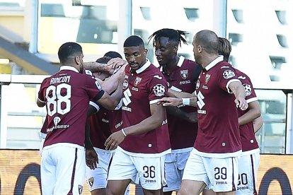 Los jugadores del Torino celebran su tanto frente al Parma.