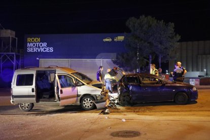 Vista dels dos vehicles implicats en una col·lisió dimarts a la nit al polígon.